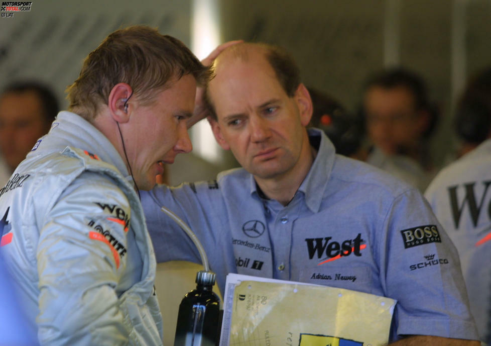 ...Stardesigner Adrian Newey endlich auch über ein Top-Auto. McLaren dominiert die Wintertests und geht als Favorit in die Saison 1998. In Melbourne wird man dieser Rolle gerecht, und abermals gewinnt Häkkinen...