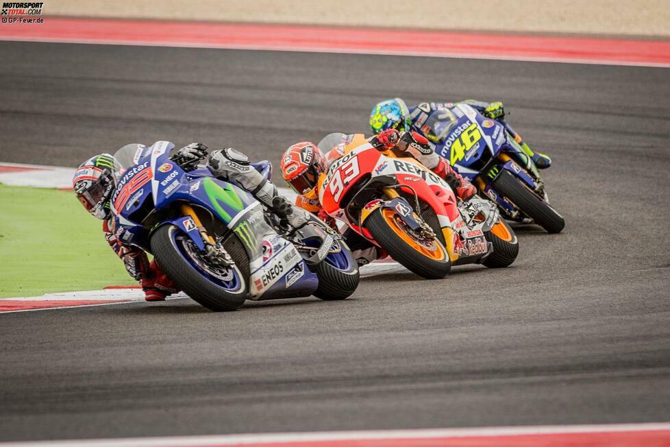 Es bleibt spannend, denn das Trio bleibt vorne eng beisammen. In der 13. Runde schnappt sich Rossi den zweiten Platz von Marquez. Lorenzo behauptet die Spitze.