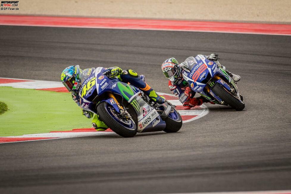 Das Yamaha-Duo bleibt auf der Strecke. Valentino Rossi übernimmt die Führung. Obwohl das Team auf der Boxentafel klar andeutet, dass sie hereinkommen sollen, fahren beide weiter.