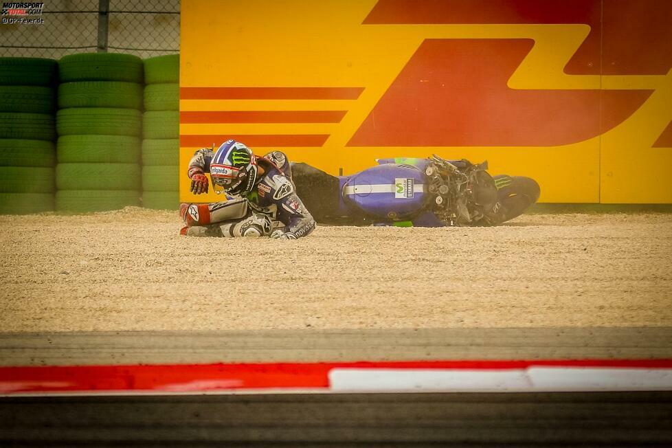 Während Rossi an der Box ist, spielt sich auf der Strecke eine dramatische Szene ab: Jorge Lorenzo fliegt spektakulär in Kurve 15 ab und bleibt zum Glück unverletzt.