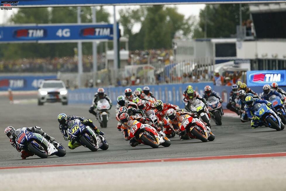 Alle Fahrer starten mit Slicks und Jorge Lorenzo schnappt sich gleich vor Marc Marquez die Führung. Auch Valentino Rossi hält den Anschluss.