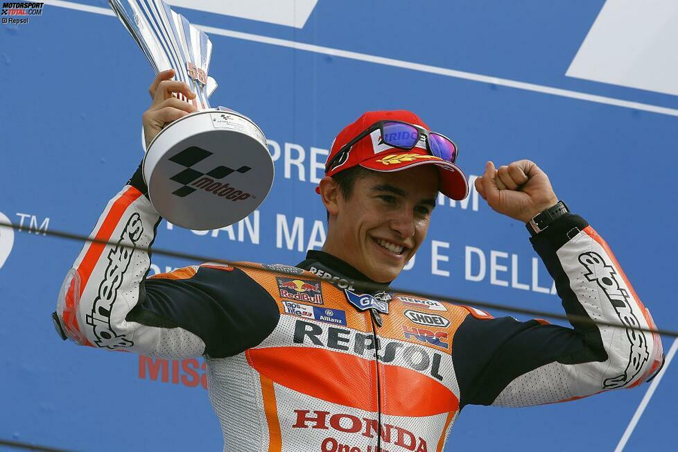 Die Entscheidung ist gefallen. Marc Marquez fährt in den letzten Runden den Sieg nach Hause und gewinnt zum ersten Mal ein MotoGP-Rennen in Misano. Es ist sein vierter Saisonsieg.