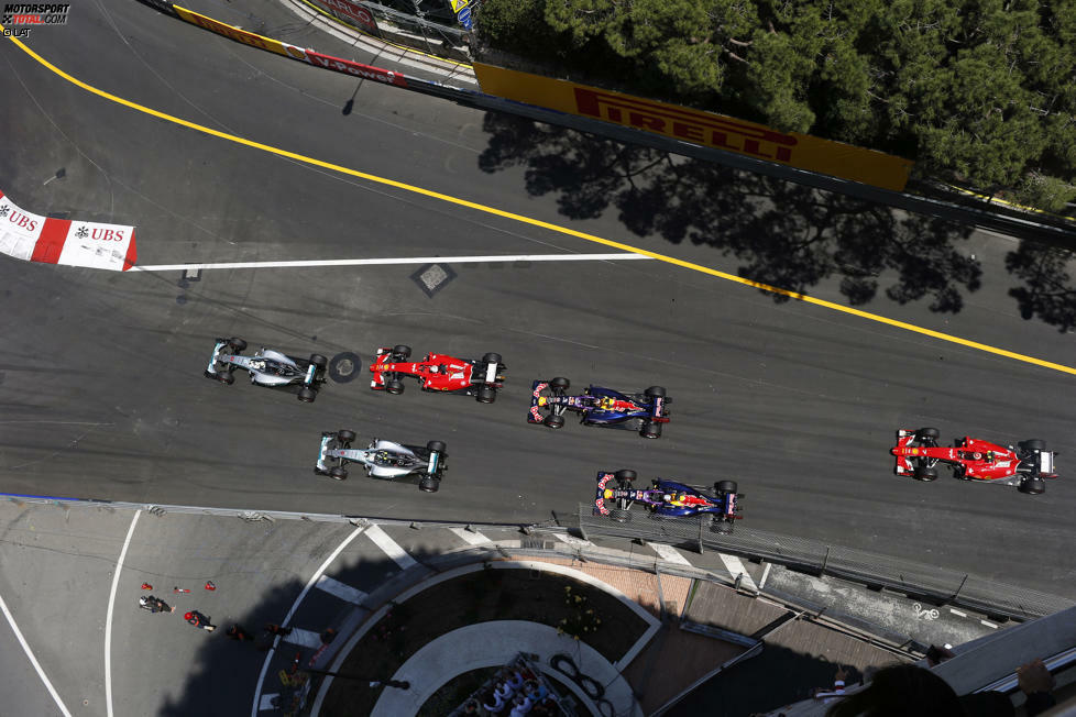 Der Start: Hamilton kommt am besten weg, Rosberg behauptet sich außen knapp vor Sebastian Vettel...