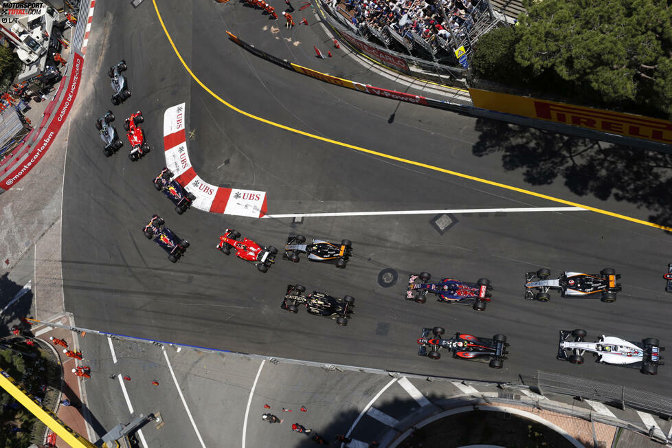 ... und Daniil Kwjat geht an seinem Red-Bull-Teamkollegen Daniel Ricciardo vorbei. Aber alle kommen heil durch die erste Kurve.