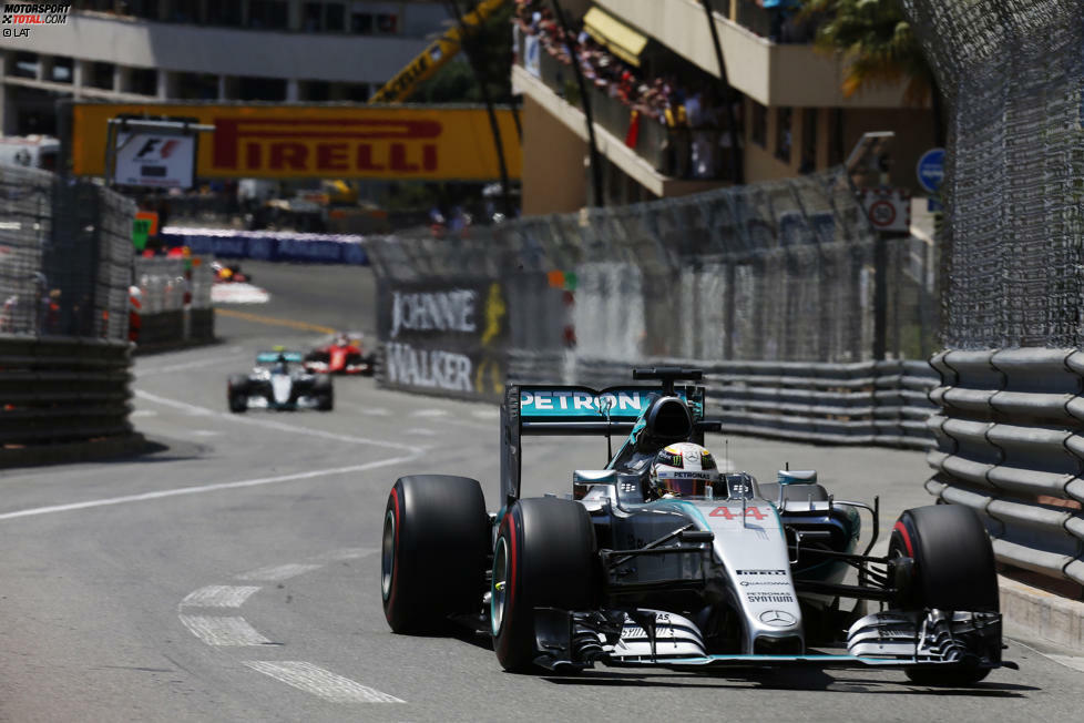 Trotz erhöhter Bremstemperaturen bei Hamilton und hohem Benzinverbrauch bei Rosberg: Mercedes kontrolliert den Grand Prix - und Hamilton baut seinen Vorsprung binnen 15 Runden von zweieinhalb auf zehn Sekunden aus, indem er konsequenter überrundet.
