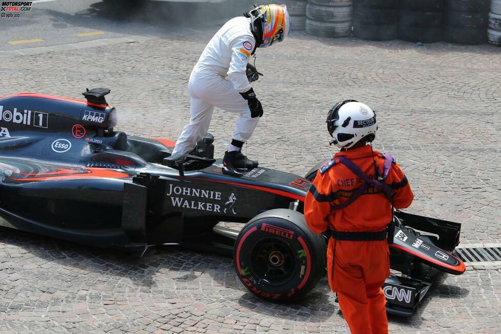 Aus der Traum für Alonso: In der 42. Runde geht sein Getriebe kaputt. So bleibt es Jenson Button vorbehalten, als Achter die ersten WM-Punkte für McLaren-Honda zu holen.