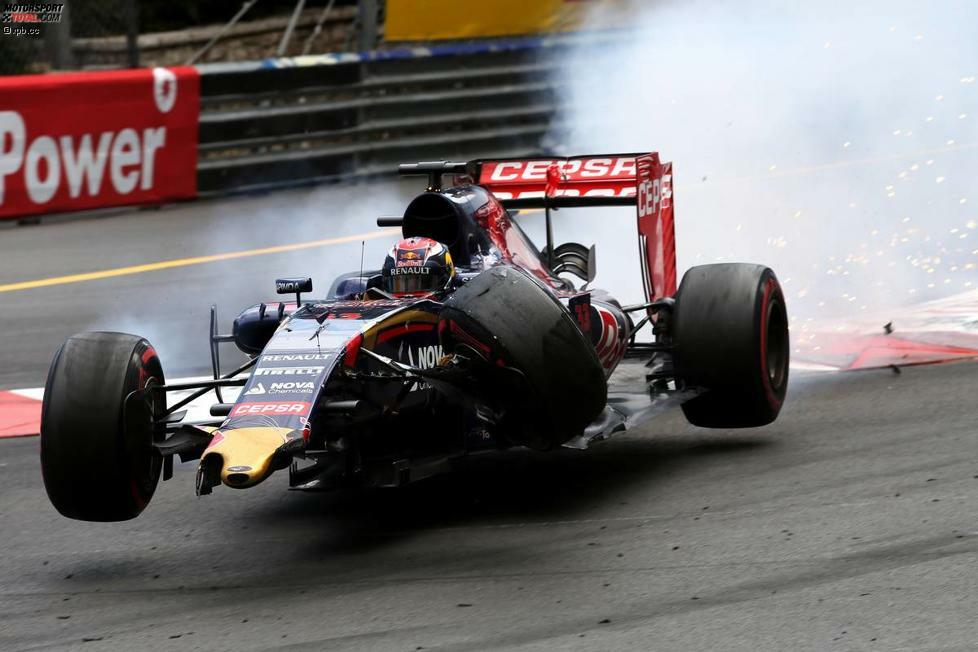 Als der Toro-Rosso-Junior mit hoher Geschwindigkeit in die Leitplanken kracht, bleibt Papa Jos an der Box das Herz stehen. Aber Verstappen gibt sofort Entwarnung: 