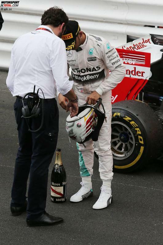 Hamilton ist der moralische Sieger von Monaco, aber auch der vielleicht traurigste Drittplatzierte aller Zeiten. Während der Auslaufrunde spielt er mit dem Gedanken, direkt in sein Appartement zu gehen und die Siegerehrung auszulassen. Erster Trostspender: FIA-Sprecher Matteo Bonciani.