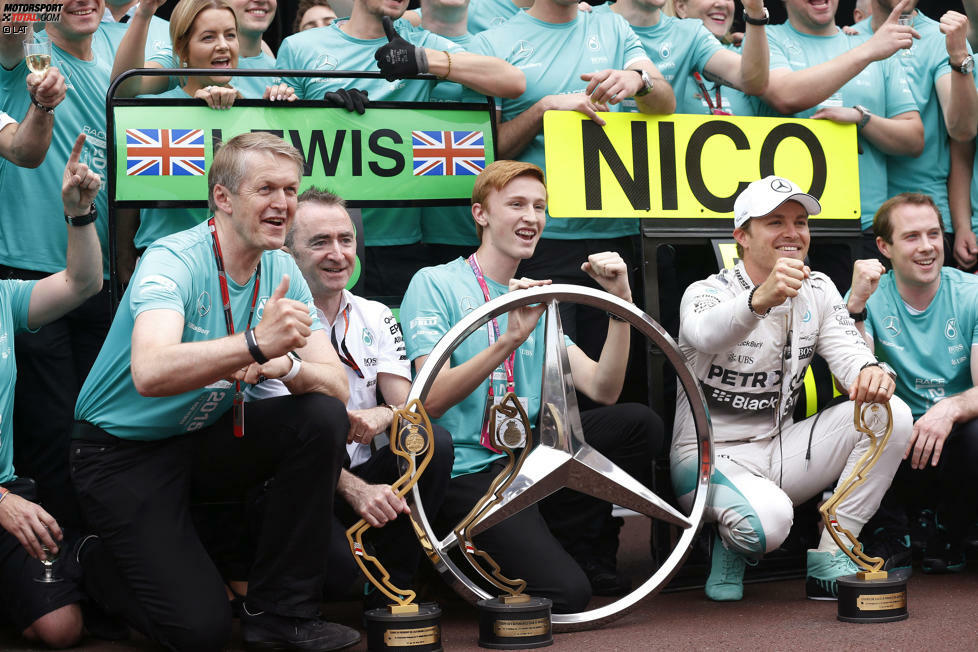 Hamilton fehlt beim Sieger-Teamfoto für Rosberg, aber das nimmt ihm diesmal keiner übel. Rosberg denkt sich: Einem geschenkten Gaul schaut man nicht ins Maul. Und freut sich, dass die Weltmeisterschaft bei nur noch zehn Punkten Rückstand wieder völlig offen ist.