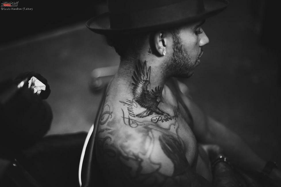 Er hat es getan, aber nicht zum allerersten Mal (frei nach der deutschen Popband Echt): Lewis Hamilton zeigt stolz sein neues Adler-Tattoo. 