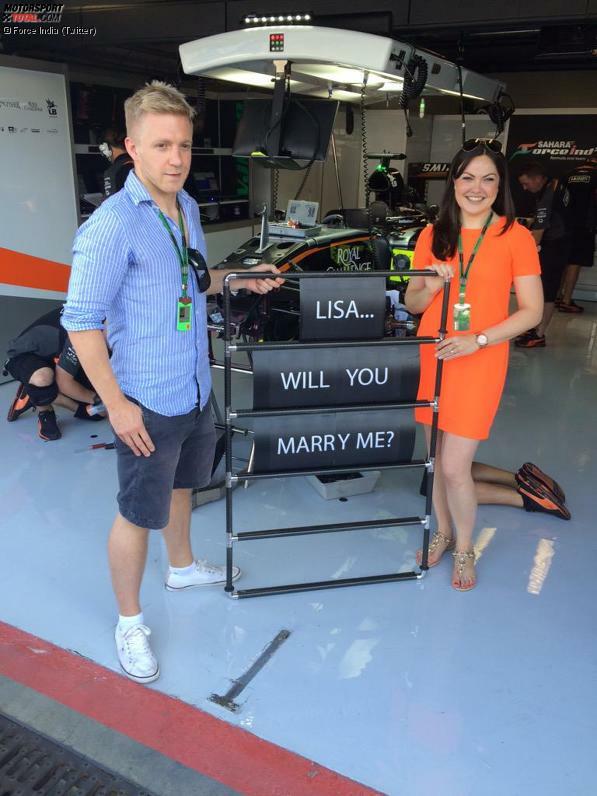 Dieser Heiratsantrag ist echt: Ein Fan nutzt den Pitwalk bei Force India, um um die Hand seiner Freundin anzuhalten. Mit mehr Erfolg als die Hamilton-Fans. Wir wünschen dem verliebten Paar alles Gute!