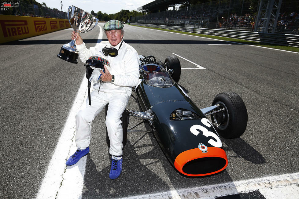 Vor genau 50 Jahren hat Jackie Stewart in Monza seinen ersten Grand Prix gewonnen. Mit dem Pokal von damals posiert er für die Fotografen, mit dem BRM von damals dreht er sogar eine Demorunde. 26 weitere Siege und drei WM-Titel sollten nach der Sternstunde im Jahr 1965 folgen.