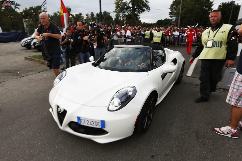 Der genießt sein neues Leben als Ferrari-Fahrer - und sein gutes Verhältnis zu Teamkollege Kimi Räikkönen. Umjubelt von den Tifosi am Paddock-Gate kommen die beiden am Sonntag gemeinsam im Alfa Romeo an der Strecke an.