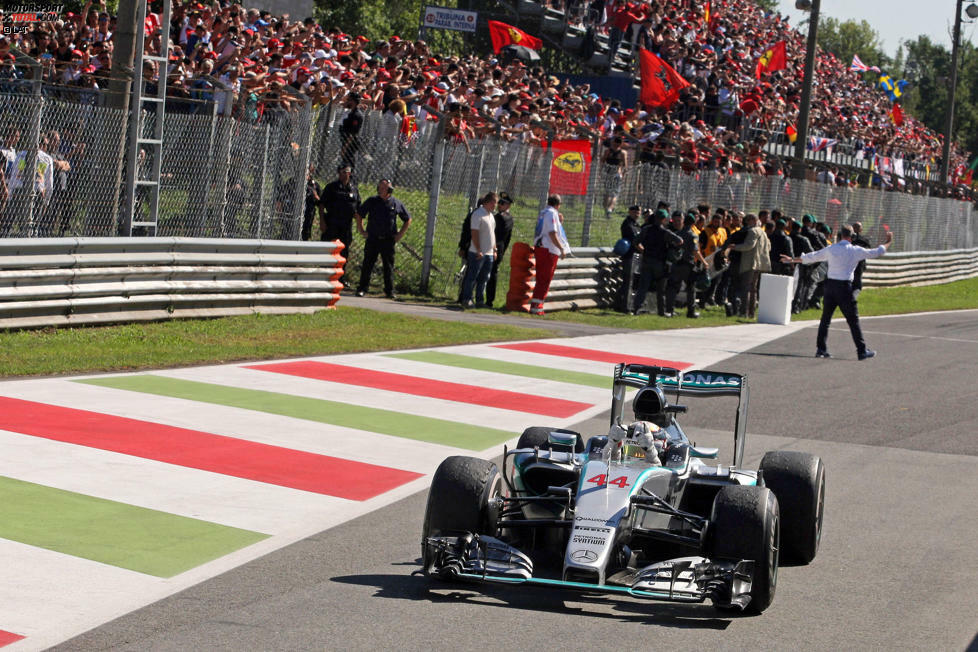 In Monza werden traditionell direkt nach der Zieldurchfahrt alle Tore geöffnet, sodass die Fans auf die Strecke stürmen können.