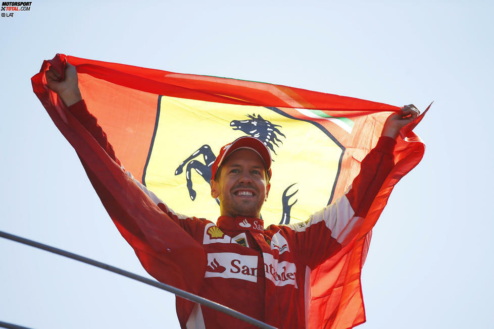 Als Ferrari-Fahrer in Rot mit der entsprechenden Fahne auf dem Monza-Podest: Für Sebastian Vettel absolut herzergreifend!