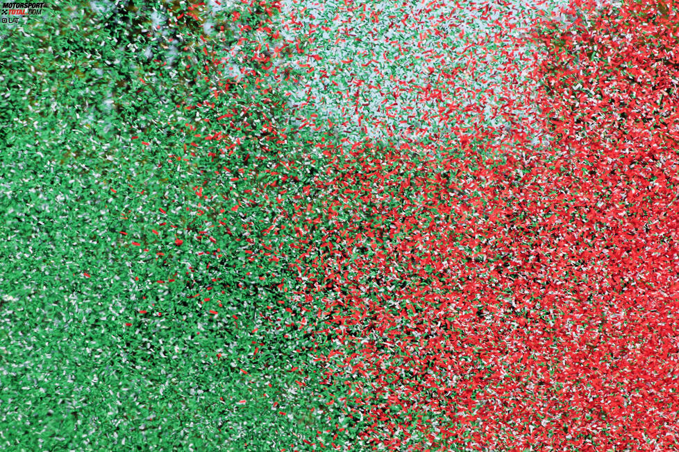 Weil dann ohnehin schon alles nass ist, sind die Papierschnipsel in italienischen Nationalfarben auch egal.