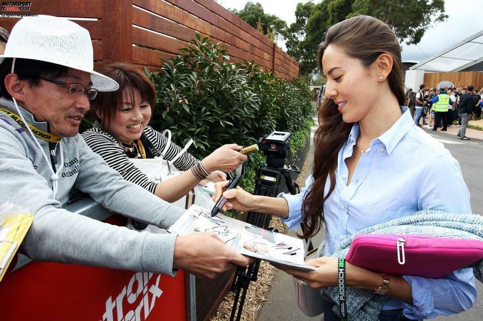 Wer ist hier der Star? In Japan ist Jessica Michibata sicherlich mindestens ebenso bekannt wie Jenson Button.