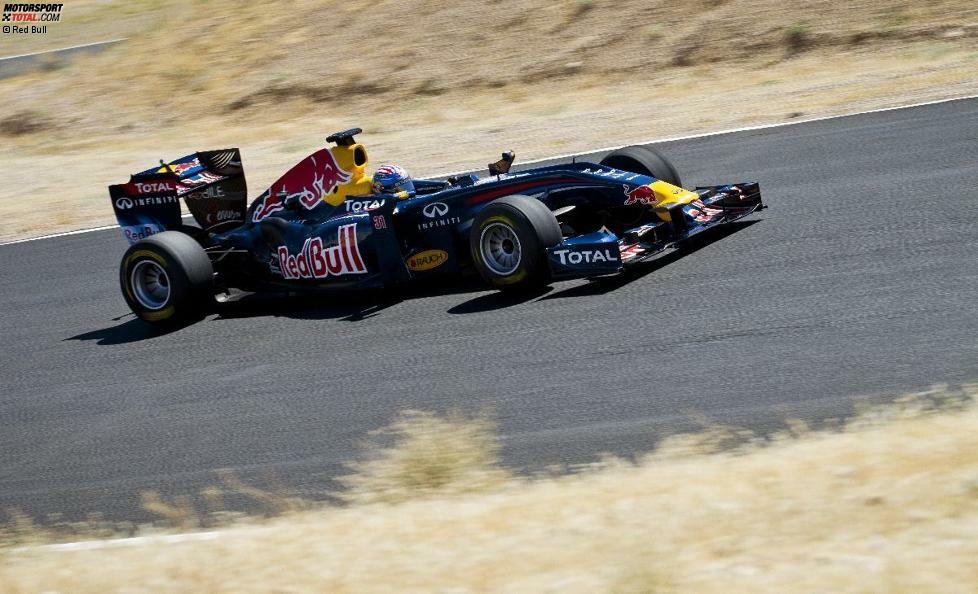 23. August 2011: Kein Fahrer aus einer anderen Rennserie, sondern Hollywood-Star Tom Cruise nimmt im Cockpit eines Red-Bull-Renault RB6, dem Weltmeisterauto von Sebastian Vettel aus der Saison 2010, Platz. Cruise begibt sich in Willow Springs (Kalifornien) auf Testfahrt.