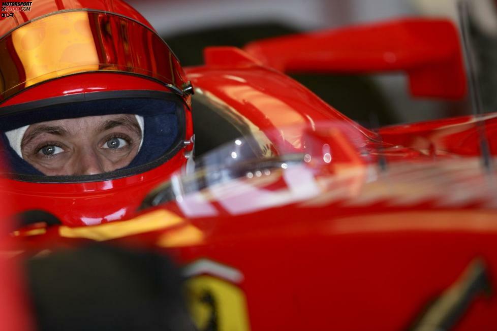 1./2. Februar 2006: MotoGP-Superstar Valentino Rossi nimmt im Cockpit eines Formel-1-Boliden von Ferrari Platz. Es handelt sich um das Weltmeisterauto der Saison 2004, den F2004. Rossi testet den roten Renner auf dem Circuit Ricardo Tormo in Valencia und ist dabei nur eine halbe Sekunde langsamer als Michael Schumacher.