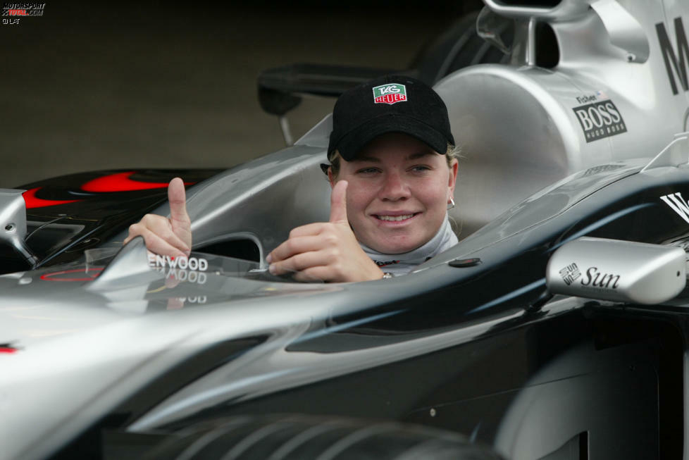 27. September 2002: Im Rahmen des Grand Prix der USA in Indianapolis darf IndyCar-Lady Sarah Fisher ein paar Demorunden im Formel-1-Silberpfeil - zu dieser Zeit der McLaren-Mercedes - drehen.