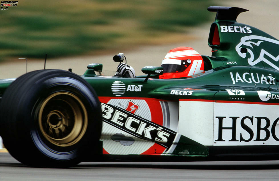 13. Januar 2002: Jaguar-Teamchef Niki Lauda, der zuvor gesagt hat, jeder Affe könne inzwischen Formel 1 fahren, steigt selbst in den R2 - und muss auf fast peinliche Art und Weise erfahren, dass die Formel 1 doch kniffliger ist als gedacht.