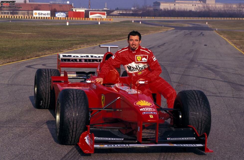 18. Januar 1999: Motorradstar Max Biaggi - zu diesem Zeitpunkt bereits viermaliger 250er-Weltmeister - testet in Fiorano den Ferrari F300 von 1998. Der Test kommt zustande, weil Marlboro zu dieser Zeit sowohl Hauptsponsor von Ferrari in der Formel 1 als auch von Biaggi in der 500er-Klasse der Motorrad-WM ist.