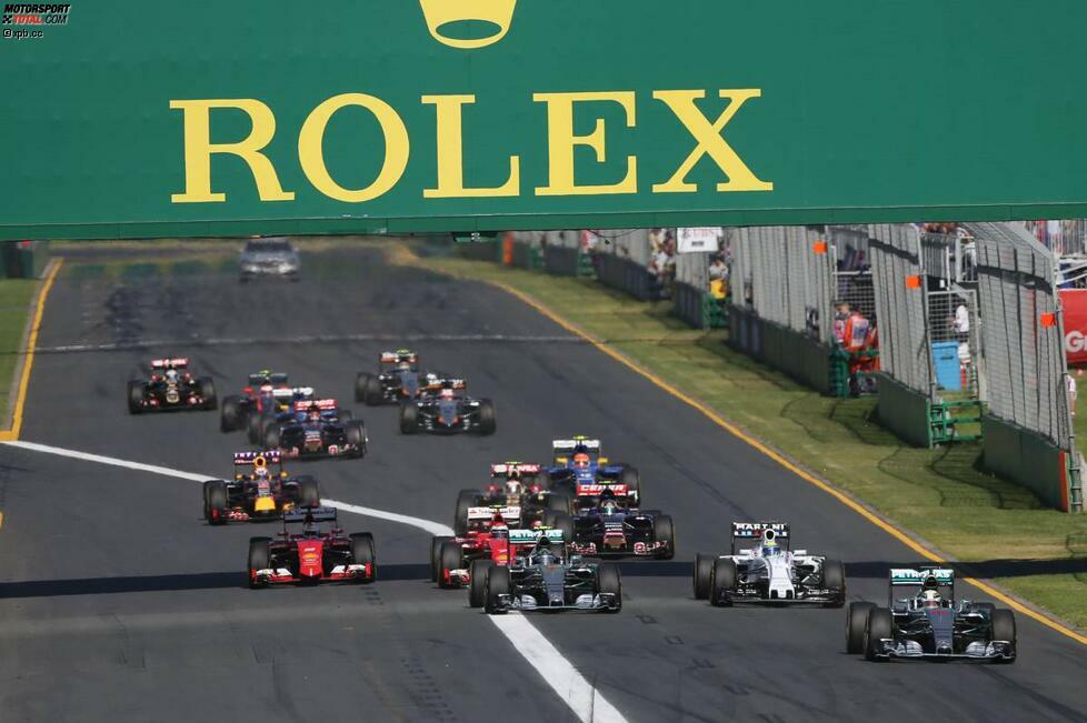 Start zum Grand Prix von Australien: Polesetter Hamilton kommt am besten weg, Rosberg verliert ein paar Meter, kann aber Platz zwei vor Massa behaupten.