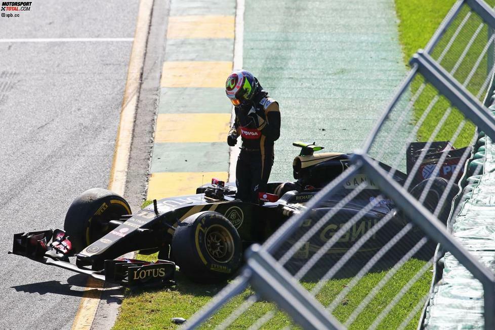 Das bedeutet das Aus für Maldonado (und seinen Teamkollegen Romain Grosjean, der wegen eines technischen Problems fast zeitgleich an der Box aufgibt) ...