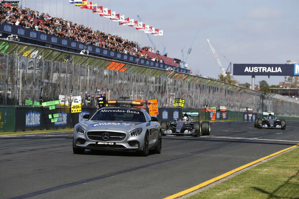 ... und die Weltpremiere für das neue Safety-Car mit unserem Kolumnisten Bernd Mayländer am Steuer. In der vierten Runde wird das Rennen wieder freigegeben.