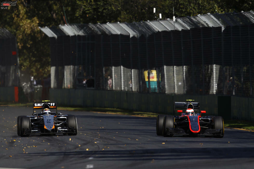 Etwas weiter hinten kämpft Jenson Button (McLaren) beherzt gegen den letzten Platz. Aber selbst sein ehemaliger Teamkollege Sergio Perez (Force India) kann schneller, und so schert dieser beim Anbremsen der dritten Kurve aus. Aber Button lässt nicht locker, ...