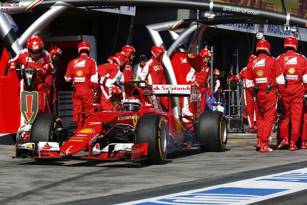 Auch für Räikkönen geht das Drama weiter: Beim (frühen) ersten Boxenstopp klemmt das linke Hinterrad, was wertvolle Sekunden kostet. Scheint ein italienisches Syndrom zu sein, denn der Toro-Rosso-Crew unterläuft später bei Sainz genau das gleiche Missgeschick.