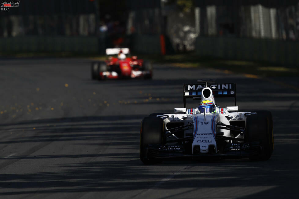 Aber zumindest eine Seite der Ferrari-Box hat Grund zur Freude: Vettel verliert zwar zunächst Massas Williams aus den (DRS-)Augen, profitiert aber vom späteren Boxenstopp, geht beim Reifenwechsel am Brasilianer vorbei und fährt von da an sicher dem ersten Podium für die Scuderia entgegen.