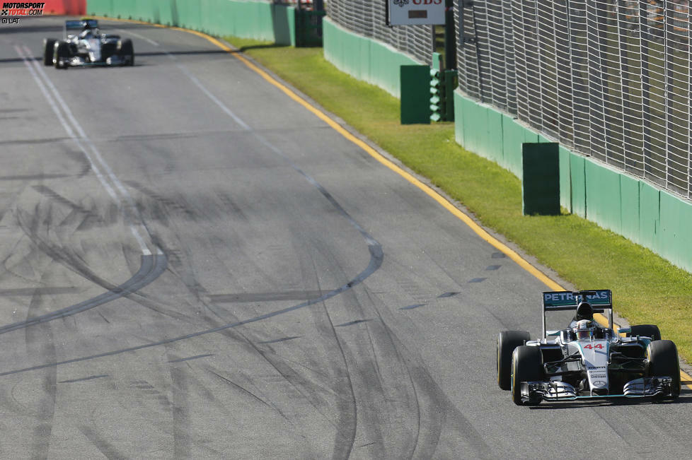 An der Spitze zieht der Silberpfeil-Express trotz schaumgebremster Motoren einsam seine Kreise. Rosberg hat teilweise fast fünf Sekunden Rückstand auf Hamilton, kommt jedoch immer wieder näher. Aber der Weltmeister hat alles im Griff und kann das Tempo jedes Mal mühelos verschärfen, wenn es notwendig ist.