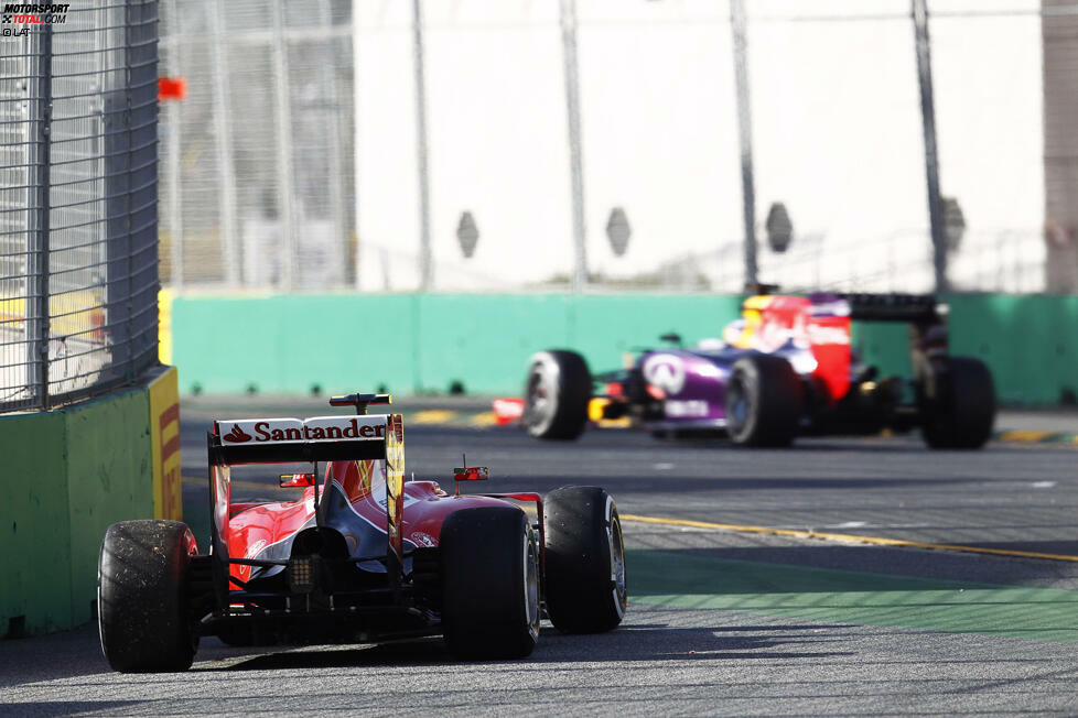 Das Räikkönen-Drama geht weiter: Wieder klappt links hinten der Boxenstopp nicht, diesmal schickt Ferrari den Finnen aber mit losem Rad auf die Strecke. Räikkönen muss aufgeben - und hat Glück im Unglück, weil ihm die FIA trotz 