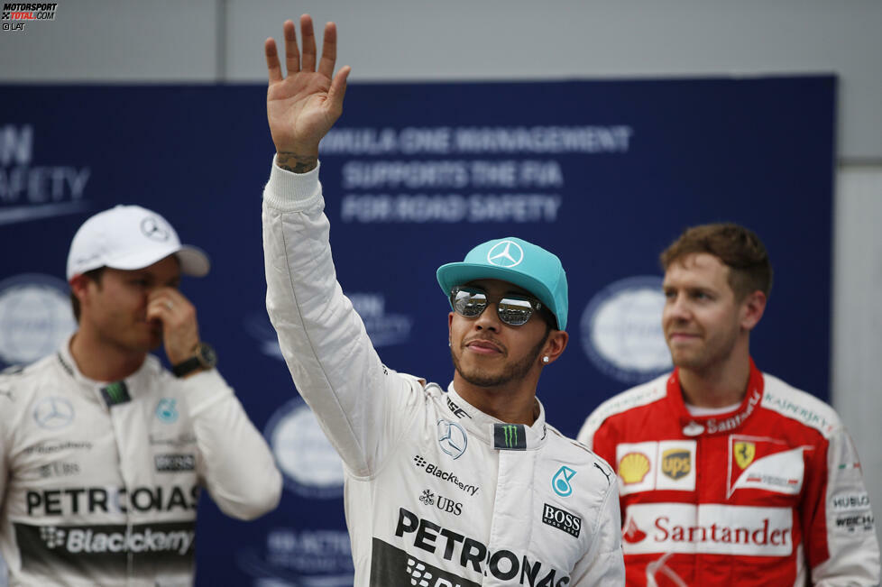 Er ist und bleibt der Mann der Stunde: Obwohl er auf seiner schnellsten Q3-Runde bei strömendem Regen ausgerechnet von Mercedes-Teamkollege Nico Rosberg aufgehalten wird, sichert sich Lewis Hamilton die Pole-Position für den Grand Prix von Malaysia. Rosbergs 