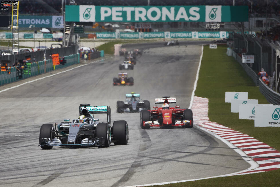 Normalerweise zündet Hamilton gleich in den ersten zwei Runden ein Feuerwerk, sodass er Ruhe hat, wenn in der dritten Runde DRS freigegeben wird. Aber Vettels Ferrari kann er diesmal nicht einfach so abschütteln. Ein frühes Indiz dafür, dass der Sieg beim Heimrennen von Titelsponsor Petronas für Mercedes diesmal nicht auf dem Silbertablett liegt.