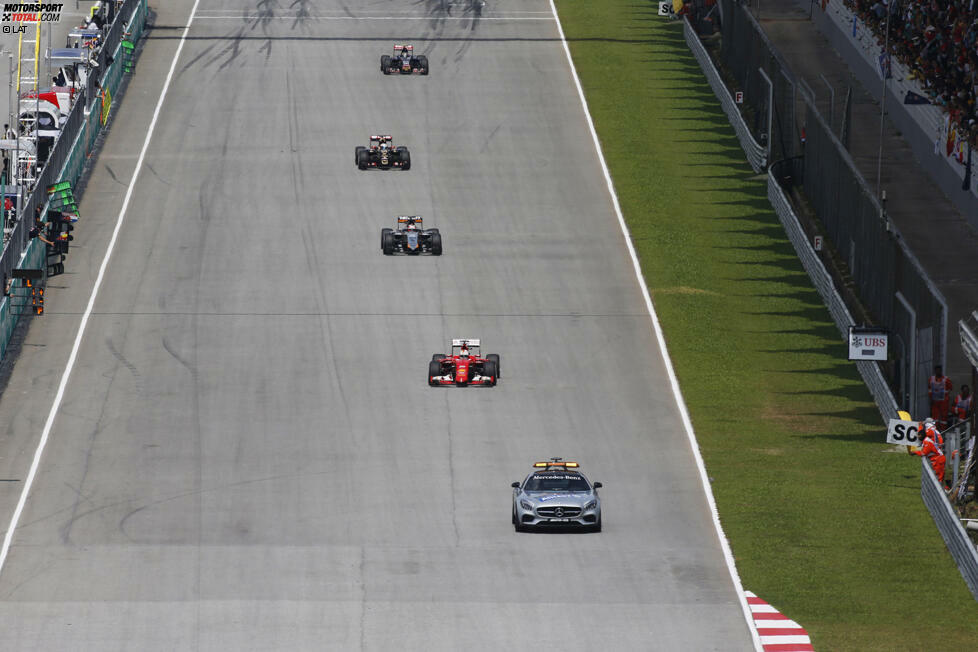 ... und zwingt damit das Safety-Car auf die Strecke. Viele Topfahrer kommen an die Box, um Reifen zu wechseln - auch die Mercedes. Und somit gibt es plötzlich eine deutsche 