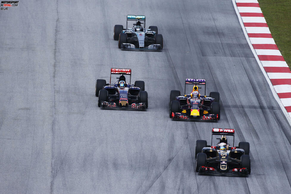 Während Hamilton und Rosberg im Verkehr wertvolle Sekunden auf den vorne davoneilenden Vettel verlieren, leistet sich Daniel Ricciardo (Red Bull) im Duell mit Carlos Sainz (Toro Rosso) einen für ihn untypischen Fahrfehler - und nicht den einzigen an diesem Sonntag. Rosberg bedankt sich und rutscht durch. Ricciardo wird am Ende enttäuschender Zehnter.