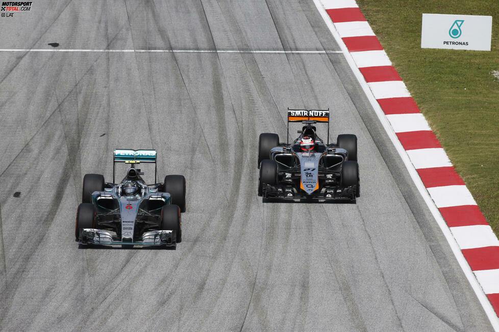 Wenig später schnappt sich Rosberg auch noch Hülkenberg. Damit führt Vettel gut zehn Sekunden vor Hamilton und Rosberg - und Mercedes rechnet damit, die Ferrari-Jagd eröffnen zu können. 
