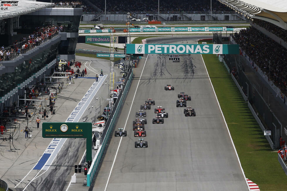 Hamilton erwischt den besten Start, auch Rosberg kommt gut weg und ist schon auf gleicher Höhe mit Vettel, ...