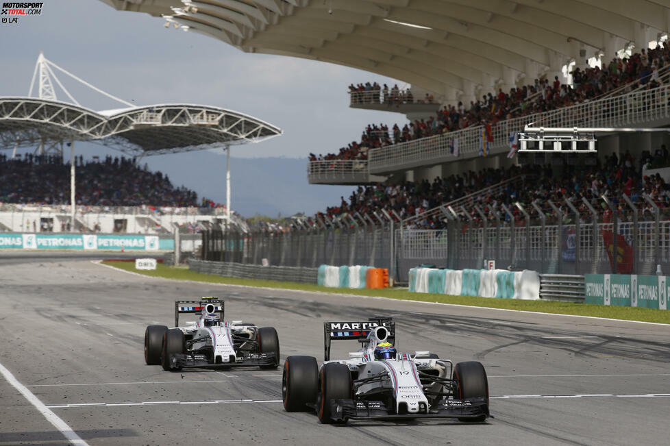 Williams-internes Duell um Platz fünf: Bottas muss zu Beginn der letzten Runde bei Start und Ziel noch gegen Felipe Massa zurückstecken, aber sein Überraschungsangriff außen (!) im Infield sitzt.