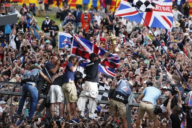 Silverstone wie es leibt und lebt: 140.000 Zuschauer bejubeln den dritten Sieg von Lewis Hamilton beim Heimspiel. Das Home of British Motor Racing erlebt das bisher spannendste Saisonrennen 2015 - und feiert im Anschluss eine riesige Gartenparty.