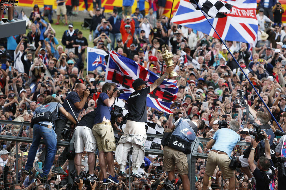 Silverstone wie es leibt und lebt: 140.000 Zuschauer bejubeln den dritten Sieg von Lewis Hamilton beim Heimspiel. Das Home of British Motor Racing erlebt das bisher spannendste Saisonrennen 2015 - und feiert im Anschluss eine riesige Gartenparty.