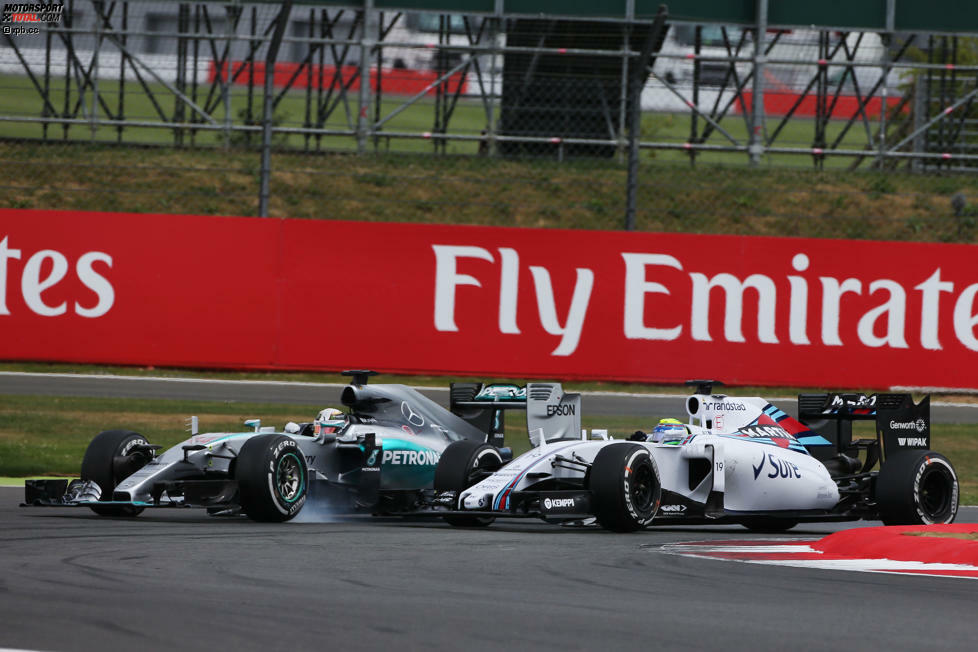 Restart in der vierten Runde: Unmittelbar nach der Safety-Car-Linie attackiert Hamilton Massa - und verbremst sich dabei so hart, dass er stattdessen sogar Bottas durchlassen muss.