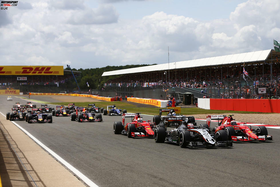Weiter hinten kommt Nico Hülkenberg gut weg, schiebt sich unter anderem an beiden Ferraris vorbei. Bis zu den ersten Boxenstopps ist der Force-India-Fahrer erster Verfolger des Spitzenquartetts, auch wenn er das Tempo der Führenden natürlich nicht mitgehen kann.