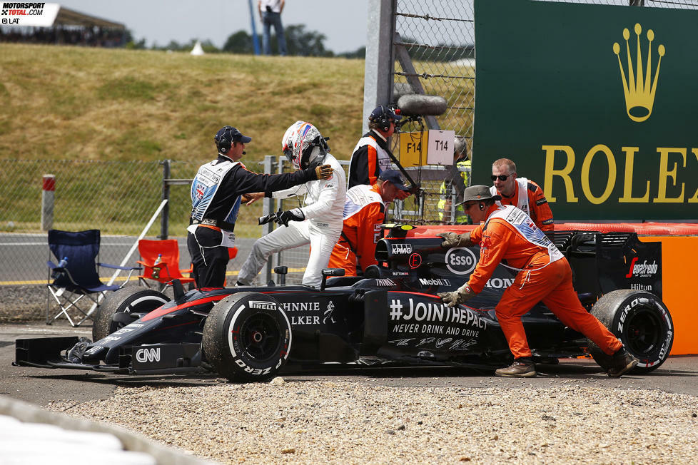 Wegen der Bergung des Fahrzeugs von Jenson Button muss das Safety-Car in der zweiten Runde auf die Strecke.
