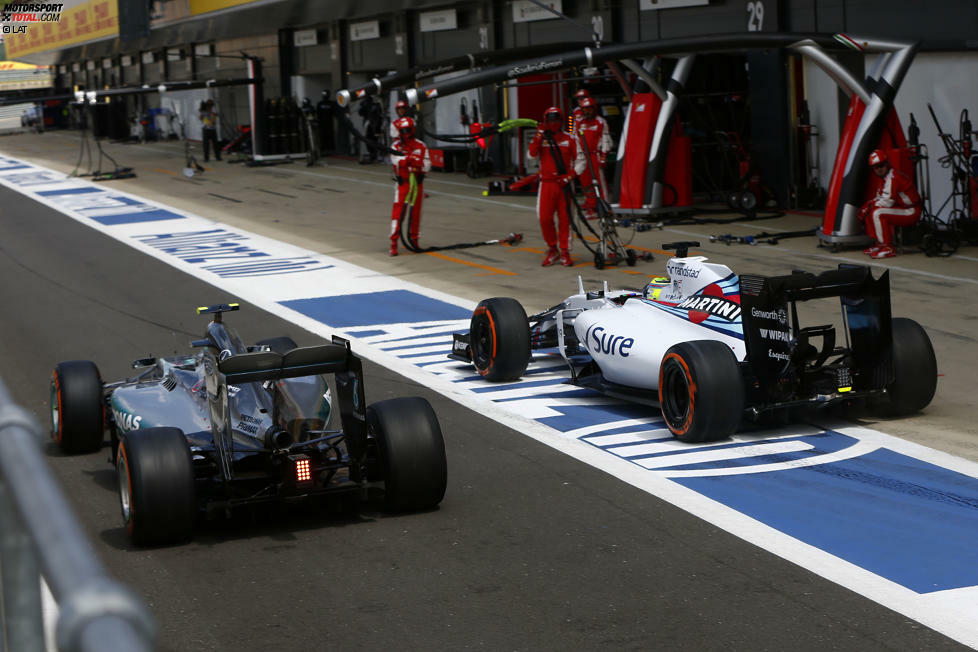 Eine Runde später braucht Massas Crew beim Wechsel von Medium auf Hart etwas länger als die von Rosberg. Der Williams-Pilot gewinnt aber das Beschleunigungsduell in der Boxenstraße und bleibt zumindest Zweiter. Vor Bottas, der noch eine Runde später reinkommt.