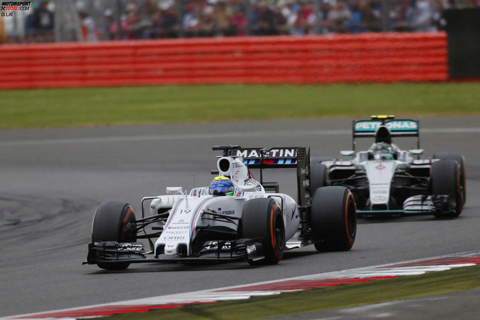 Bei einsetzendem Regen ist plötzlich Rosberg der Mann des Augenblicks: Erst schnappt er sich Bottas, dann Massa - und macht Jagd auf Hamilton, dem er innerhalb von zwei Runden fünf Sekunden abnimmt.