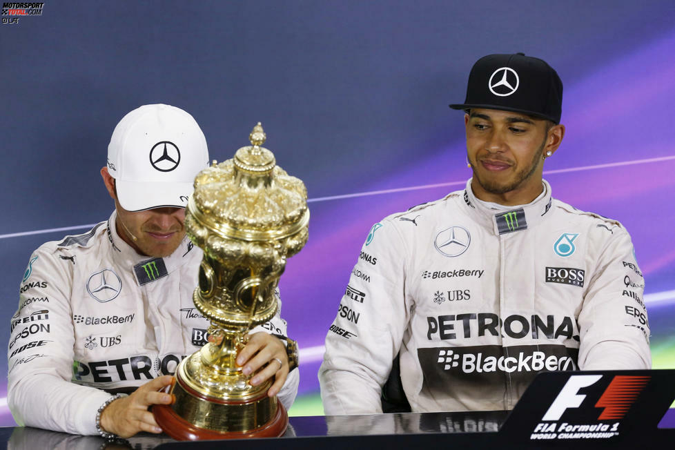 Rosberg, in der schwierigen Schlussphase genau wie Hamilton neben der Strecke, bleibt nur, dem Teamkollegen wieder zu gratulieren. Und stellt dabei fest, dass die Sieger nur bis 2005 in den BRDC-Pokal eingraviert sind. Alle späteren Sieger befinden sich auf dem Sockel, der für die Podiumszeremonie abmontiert wird. In der Weltmeisterschaft wächst sein Rückstand auf 17 Punkte an.