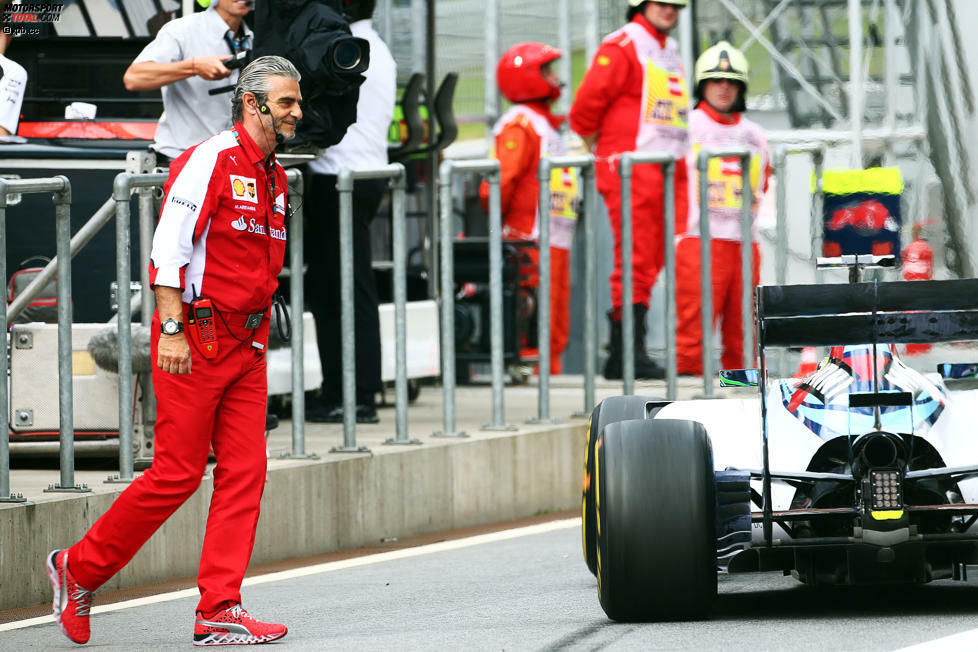 Schrecksekunde im ersten Freien Training: Felipe Massa fährt beinahe Maurizio Arrivabene über den Haufen, der unachtsam vor seinem Williams die Boxenstraße überquert. Später kursieren Scherz-Fotomontagen mit Zitat Arrivabene: 